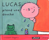 Lucas prend une douche