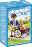 Enfant avec fauteuil roulant et papa